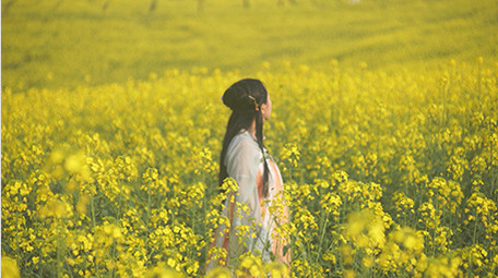 自然实拍春天田园油菜花汉服美女4K