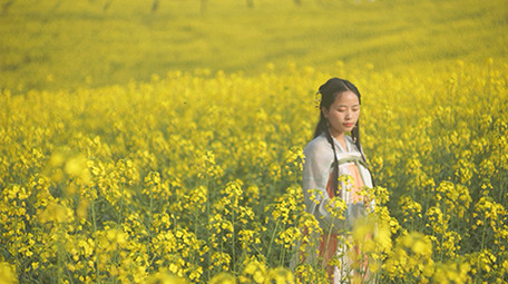 自然实拍春天田园油菜花汉服美女4K