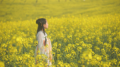 自然实拍春天田园油菜花汉服美女4K