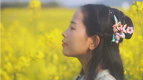 写真汉服美女油菜花田园感受自然4K