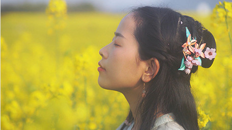 写真汉服美女油菜花田园感受自然4K