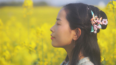 写真汉服美女油菜花田园感受自然4K