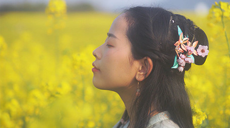 写真汉服美女油菜花田园感受自然4K