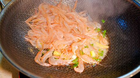 餐饮美食家常菜青椒虾米制作实拍视频