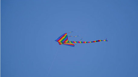 天空中风筝飞翔放风筝春天出游特写实拍素材