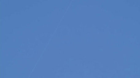 天空中风筝飞翔放风筝春天出游特写实拍素材