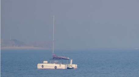 海洋海面上的帆船白色帆船游艇交通工具实拍