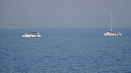 海洋海面上的帆船白色帆船游艇交通工具实拍