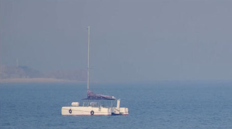 海洋海面上的帆船白色帆船游艇交通工具实拍