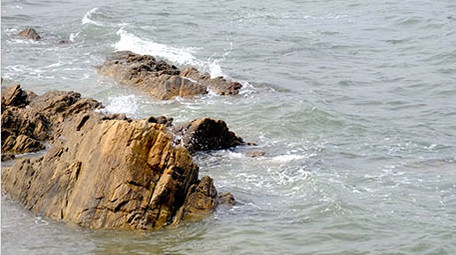 自然海洋海景海面海浪拍打礁石实拍素材