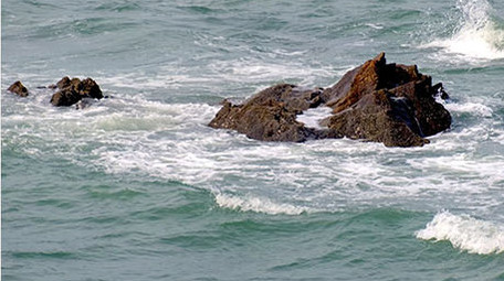 自然海洋海景海面海浪拍打礁石实拍素材