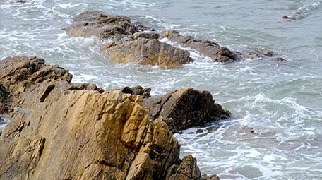 自然海洋海景海面海浪拍打礁石实拍素材