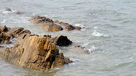 自然海洋海景海面海浪拍打礁石实拍素材