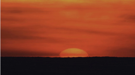 超长焦拍摄远方地平线日出