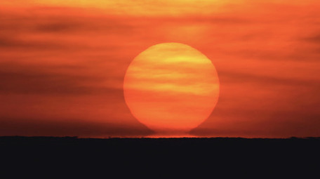 超长焦拍摄远方地平线日出