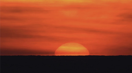 超长焦拍摄远方地平线日出