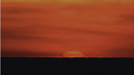 超长焦拍摄远方地平线日出