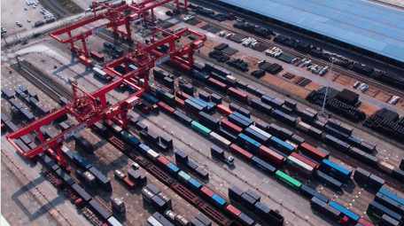 交通运输震撼货车集装箱吊机物流作业航拍