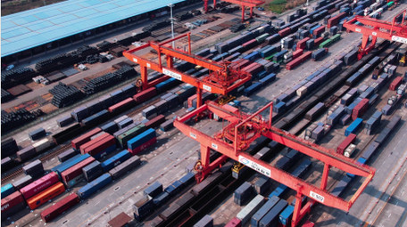 交通运输震撼货车集装箱吊机物流作业航拍