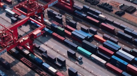交通运输震撼货车集装箱吊机物流作业航拍