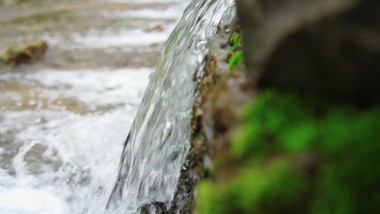 自然唯美山间溪流流水水流空镜实拍