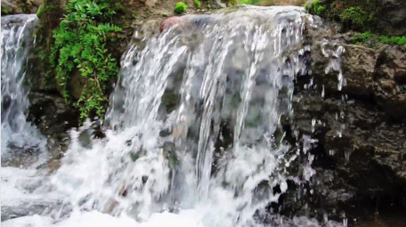 自然唯美山间溪流流水水流空镜实拍