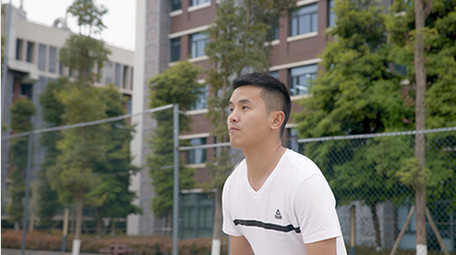 人物实拍男子运动打羽毛球视频素材4K