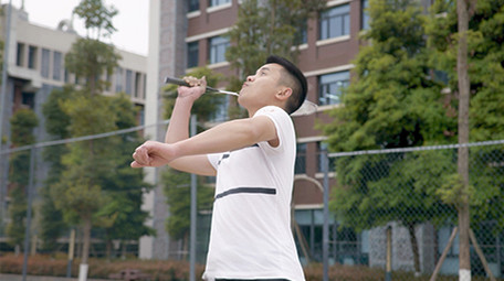 人物实拍男子运动打羽毛球视频素材4K