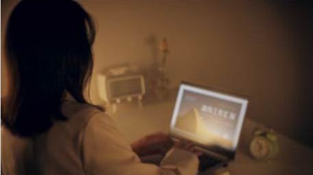 孤独氛围职业女性深夜加班工作完成工作汇报