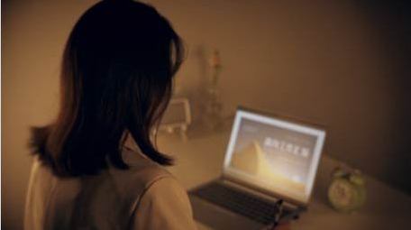 孤独氛围职业女性深夜加班工作完成工作汇报