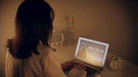 孤独氛围职业女性深夜加班工作完成工作汇报