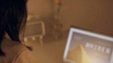 孤独氛围职业女性深夜加班工作完成工作汇报