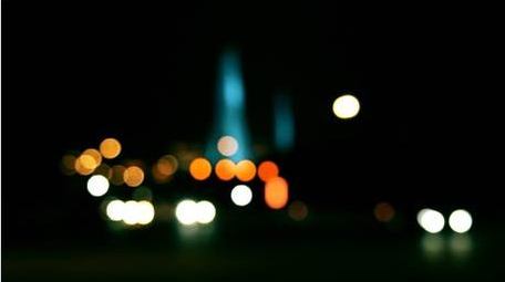 孤独冷清氛围夜晚交通光斑光圈实拍视频