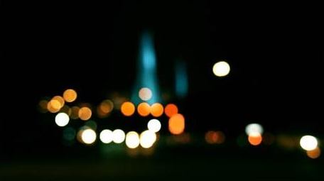 孤独冷清氛围夜晚交通光斑光圈实拍视频