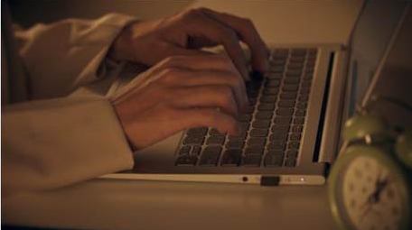 深夜初入职场的女性完成工作焦虑特写实拍