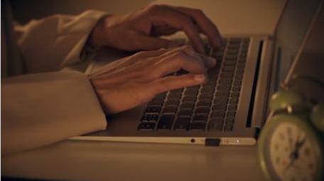 深夜初入职场的女性完成工作焦虑特写实拍