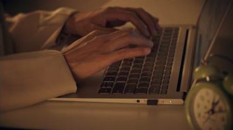 深夜初入职场的女性完成工作焦虑特写实拍