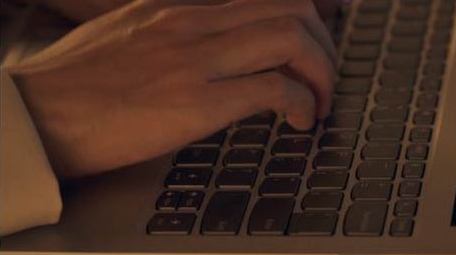 深夜初入职场的女性完成工作焦虑特写实拍