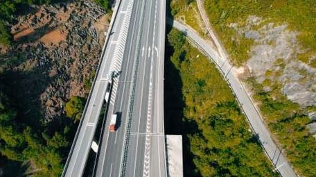 交通汽车行驶在高速公路上实拍视频