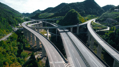 交通汽车行驶在高速公路上实拍视频