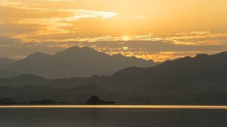 日出杭州千岛湖湖面日出延时