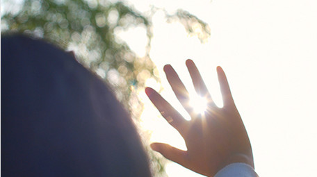 唯美逆光手指轻舞感受阳光4K实拍视频素材