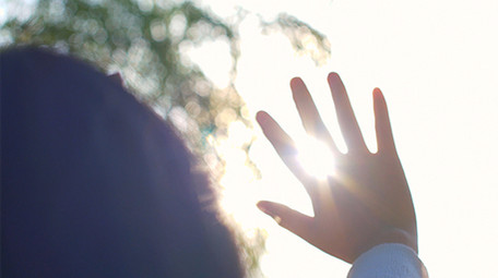 唯美逆光手指轻舞感受阳光4K实拍视频素材