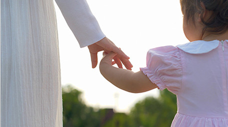 温馨风妈妈牵手孩子逆光唯美4K实拍视频