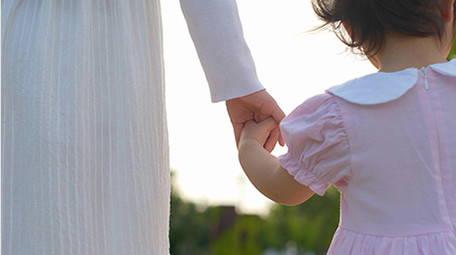 温馨风妈妈牵手孩子逆光唯美4K实拍视频