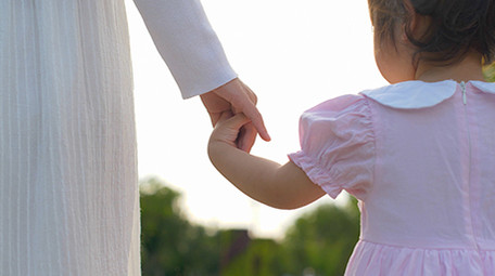 温馨风妈妈牵手孩子逆光唯美4K实拍视频