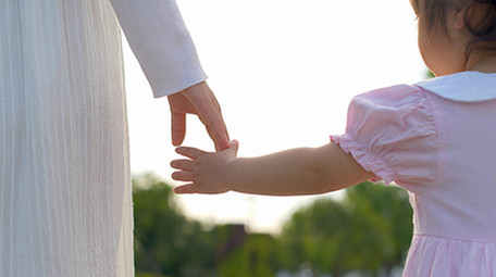 温馨风妈妈牵手孩子逆光唯美4K实拍视频