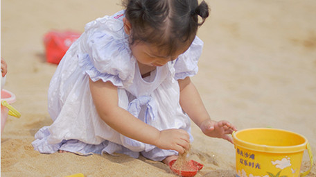 可爱儿童小女孩沙滩玩沙4K实拍视频