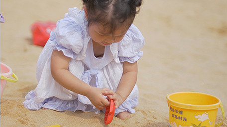 可爱儿童小女孩沙滩玩沙4K实拍视频