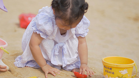 可爱儿童小女孩沙滩玩沙4K实拍视频